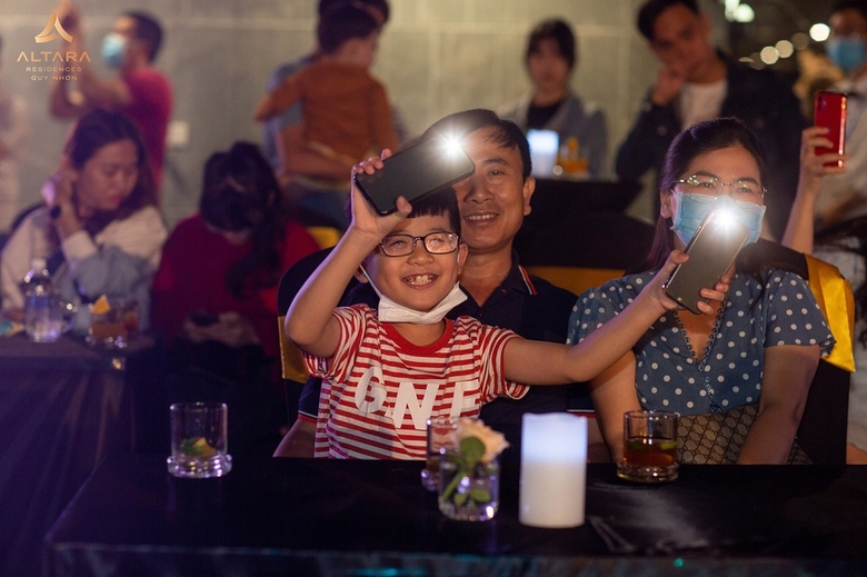 ngap tran cam xuc trong dem nhac minh yeu nhau tu kiep nao