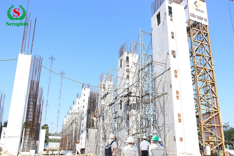 nhon nhip tren dai cong truong nha may dien rac seraphin cua tap doan amaccao