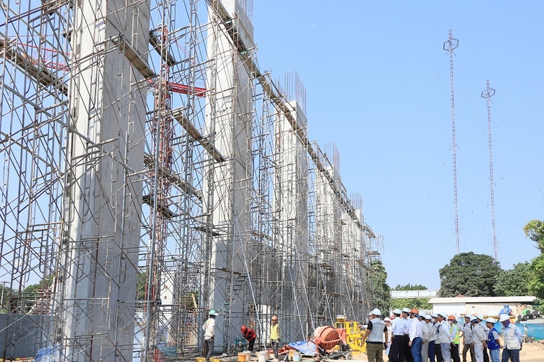 nhon nhip tren dai cong truong nha may dien rac seraphin cua tap doan amaccao