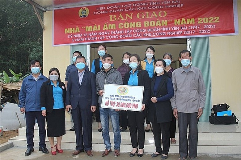 yen bai trao nha mai am cong doan cho cong nhan co hoan canh kho khan