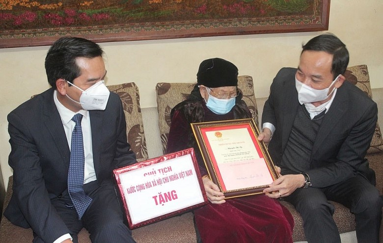 bi thu thanh uy hai phong tham va trao thiep mung tho cua chu tich nuoc cho cong dan 100 tuoi