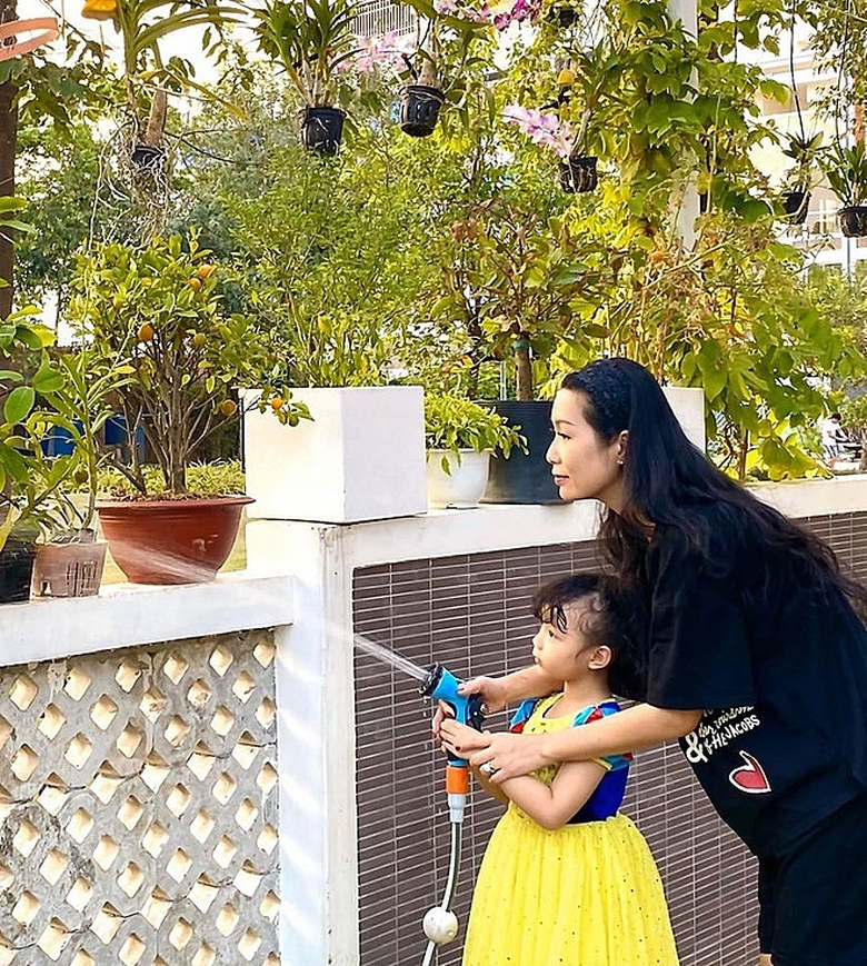 vuon cay trong biet thu 200 m2 cua trinh kim chi