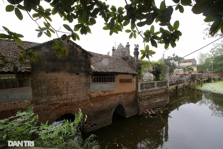 doc la cay cau co hinh thuyen nan up nguoc o ha noi