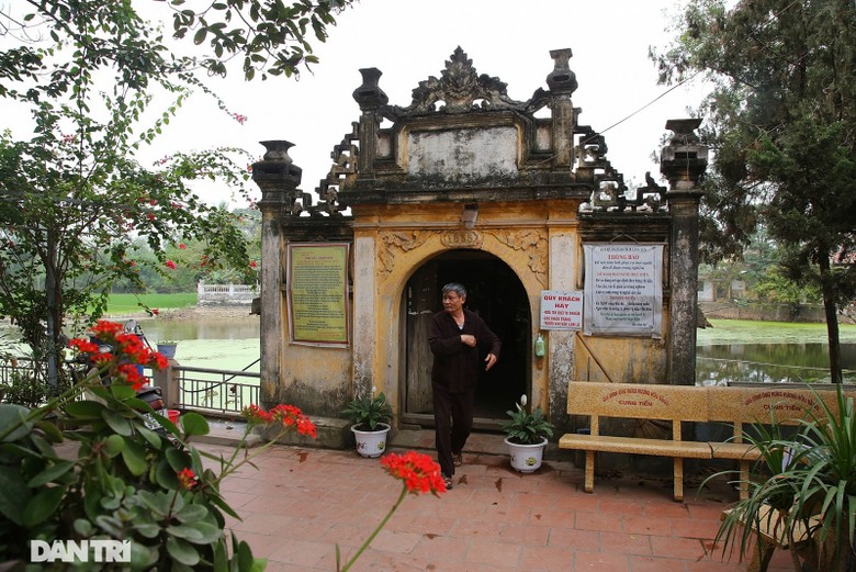 doc la cay cau co hinh thuyen nan up nguoc o ha noi