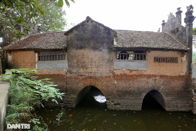 doc la cay cau co hinh thuyen nan up nguoc o ha noi