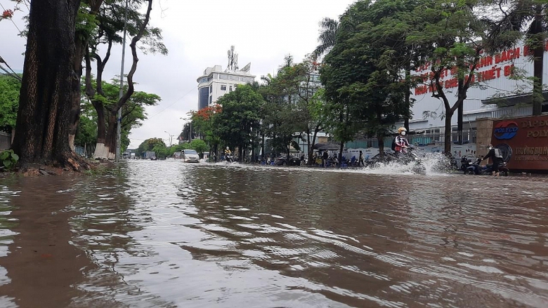 duong ha noi ngap khap nga sau tran mua nhu trut nuoc