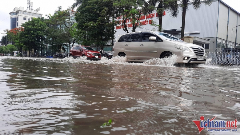 duong ha noi ngap khap nga sau tran mua nhu trut nuoc
