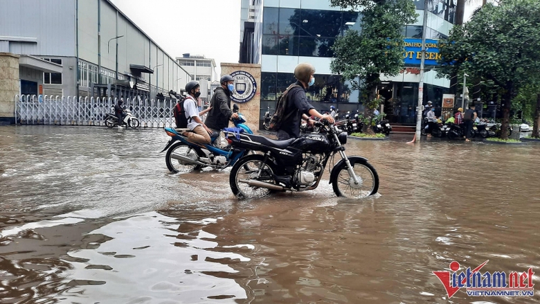 duong ha noi ngap khap nga sau tran mua nhu trut nuoc