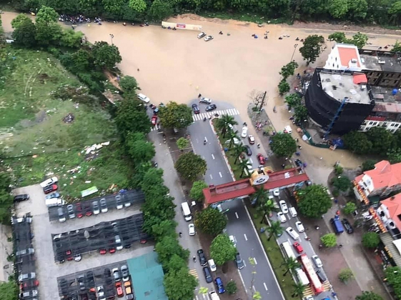 duong ha noi ngap khap nga sau tran mua nhu trut nuoc