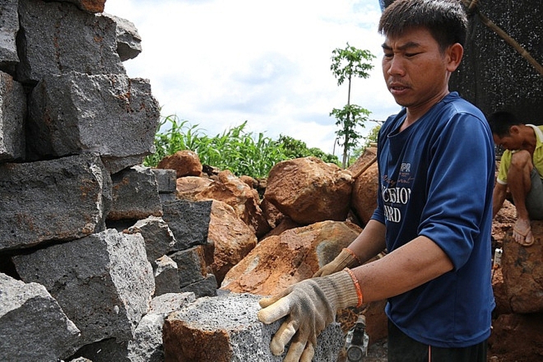 dak nong che da giua dai ngan tay nguyen lao dong vat va kiem tien mua xay dung