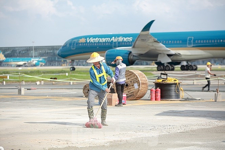 dai cong truong hon 2000 ty cai tao duong bang san bay quoc te noi bai