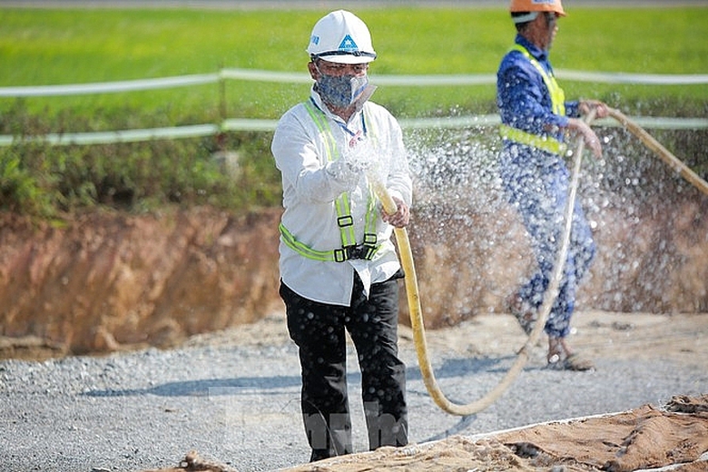 dai cong truong hon 2000 ty cai tao duong bang san bay quoc te noi bai