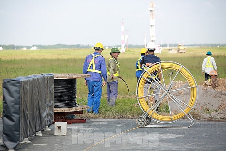 dai cong truong hon 2000 ty cai tao duong bang san bay quoc te noi bai