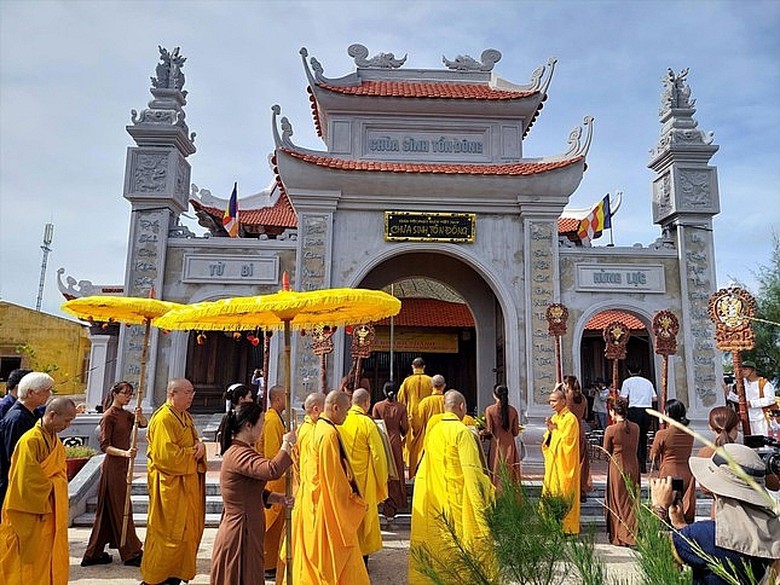 khanh thanh 3 ngoi chua tai huyen dao truong sa thieng lieng nhung cot moc tam linh