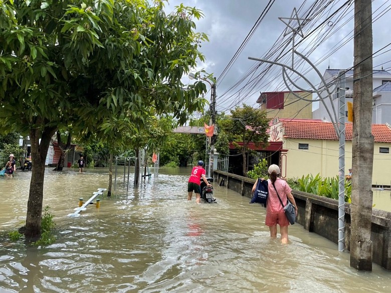 hai phong pho bong hoa song nguoi dan chat vat moi mua mua bao