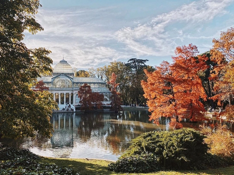 cung dien pha le tram tuoi hut khach check in