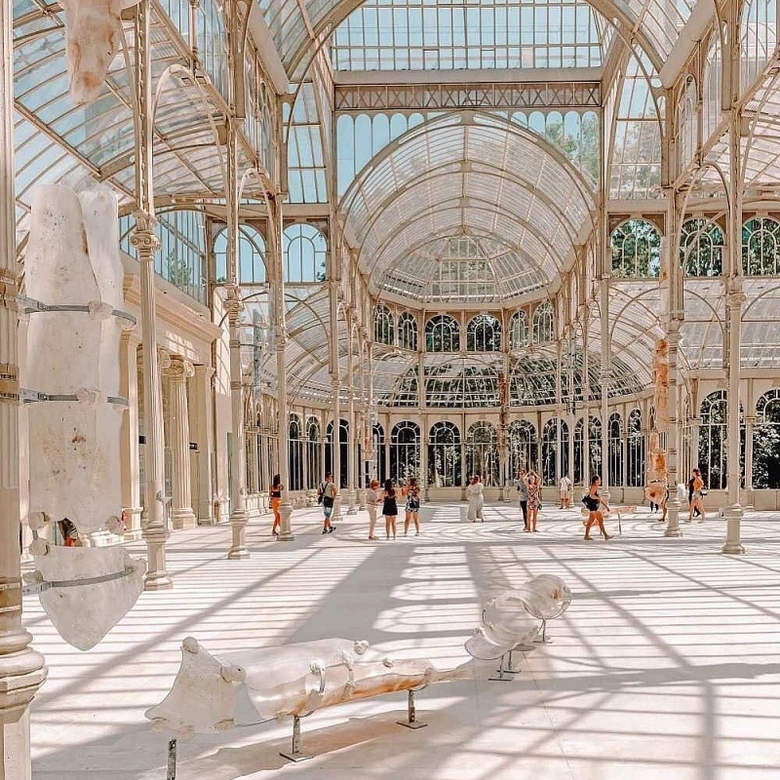 cung dien pha le tram tuoi hut khach check in