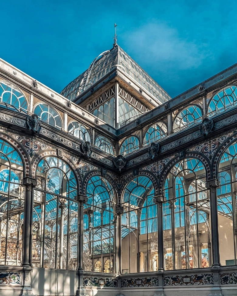 cung dien pha le tram tuoi hut khach check in