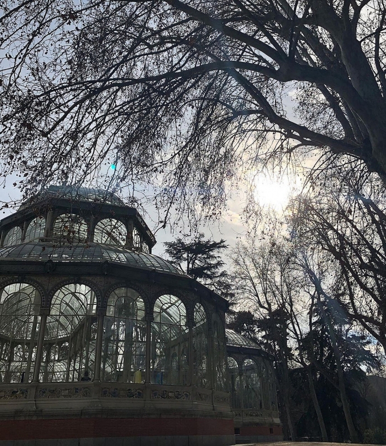 cung dien pha le tram tuoi hut khach check in