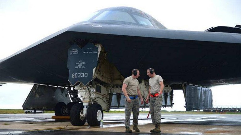 Mỹ đưa oanh tạc cơ B-2 c&oacute; thể n&eacute;m bom, bắn t&ecirc;n lửa hạt nh&acirc;n tới ch&acirc;u &Acirc;u