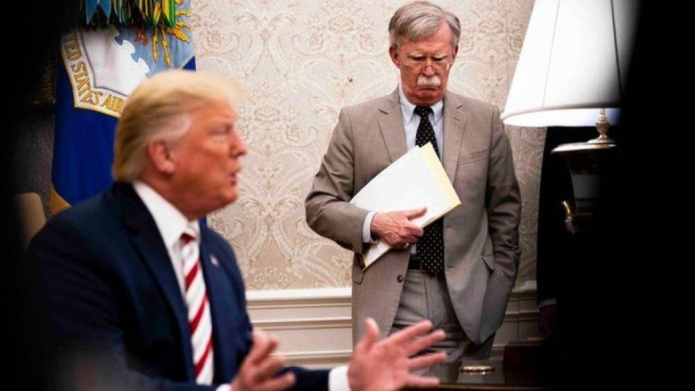 Trump: John Bolton n&ecirc;n bị bỏ t&ugrave;