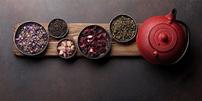 Ấm tr&agrave; v&agrave; c&aacute;c loại tr&agrave; ngon l&agrave; m&oacute;n qu&agrave; được c&aacute;c thầy gi&aacute;o v&ocirc; c&ugrave;ng y&ecirc;u th&iacute;ch