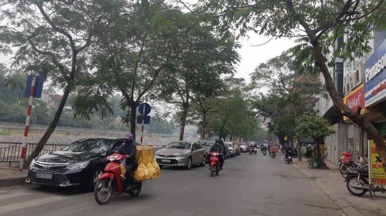 Theo thống k&ecirc; của Ph&ograve;ng CSGT C&ocirc;ng an TP H&agrave; Nội, từ th&aacute;ng 11/2019 đến nay, hơn 16.000 trường hợp l&aacute;i xe &ocirc; t&ocirc; ở H&agrave; Nội đ&atilde; bị xử &ldquo;phạt nguội&rdquo; qua hệ thống camera gi&aacute;m s&aacute;t giao th&ocirc;ng. Trong đ&oacute;, từ ng&agrave;y 15/12 đến nay, đ&atilde; d&aacute;n th&ocirc;ng b&aacute;o &ldquo;phạt nguội&rdquo; t&igrave;nh trạng dừng, đỗ xe sai quy định đối với hơn 400 phương tiện &ocirc; t&ocirc;.