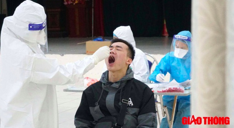 Lấy mẫu x&eacute;t nghiệm cho người từ Hải Dương ng&agrave;y 23/2