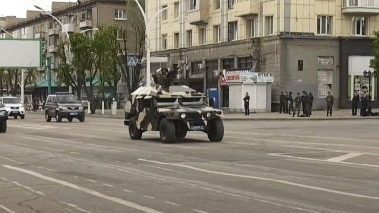 Xe Humvee Mỹ tặng Ukraine th&agrave;nh chiến lợi phẩm tham gia diễu binh ở Donbass