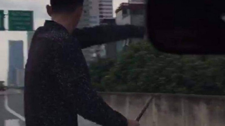 T&agrave;i xế cầm gậy sắt lại chửi bới, đập xe &ocirc; t&ocirc; ở đường v&agrave;nh đai tr&ecirc;n cao