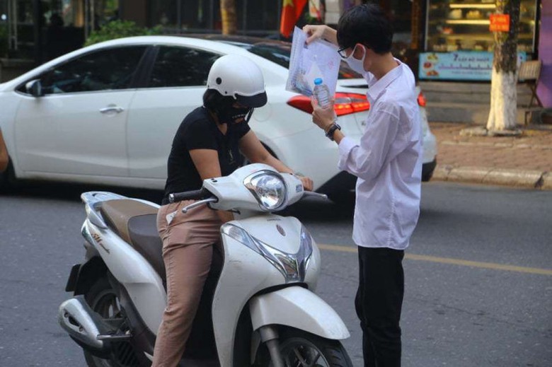 Một số em cẩn thận kiểm tra lại giấy tờ