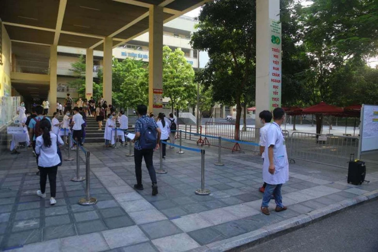 Do dịch Covid-19 diễn biến phức tạp C&aacute;c th&iacute; sinh được ph&acirc;n luồng để kiểm tra th&acirc;n nhiệt