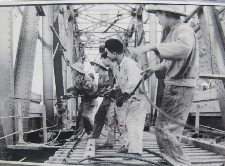 Chuyện giữ cầu H&agrave;m Rồng dưới mưa bom- Ảnh 2.