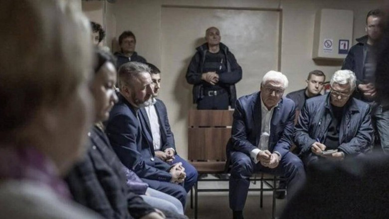 Tổng thống Đức phải xuống hầm tr&uacute; ẩn khi tới thăm Ukraine