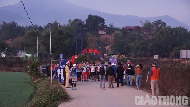 Những h&igrave;nh ảnh đẹp tr&ecirc;n đường đua THACO Marathon v&igrave; ATGT 2023 - Sa Thầy- Ảnh 1.