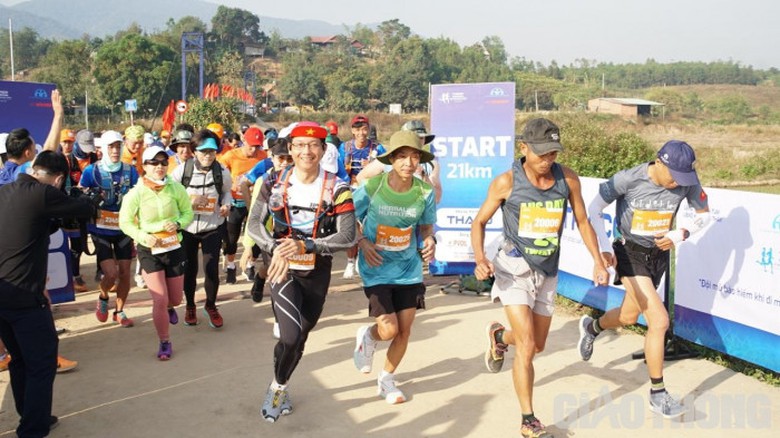 Những h&igrave;nh ảnh đẹp tr&ecirc;n đường đua THACO Marathon v&igrave; ATGT 2023 - Sa Thầy- Ảnh 5.