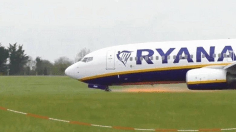 Video khoảnh khắc m&aacute;y bay Ryanair t&oacute;e lửa khi hạ c&aacute;nh