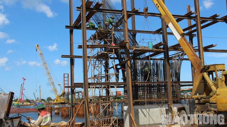 Cầu 2.000 tỷ ở Quảng Trị chạy tiến độ hạng mục dưới nước trước m&ugrave;a mưa