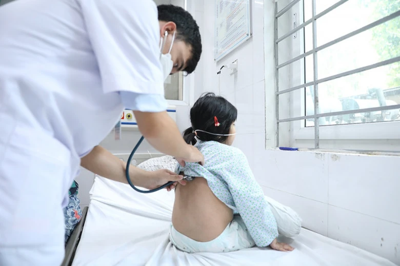 Dấu hiệu n&agrave;o ph&aacute;t hiện sớm vi&ecirc;m phổi Mycoplasma? - Ảnh 1.