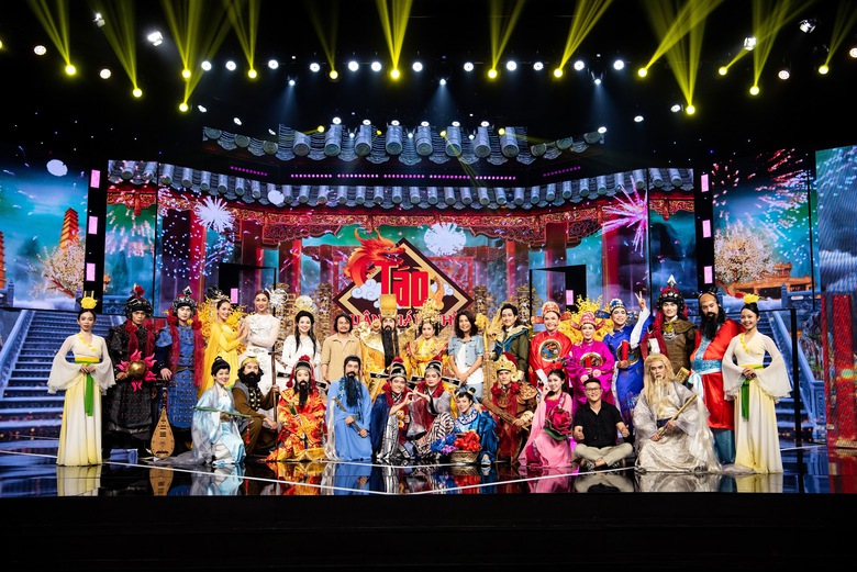 Đạo diễn Hoàng Nhật Nam và dàn diễn viên Táo Xuân 2024. Đạo diễn Hoàng Nhật Nam và dàn diễn viên Táo Xuân 2024.