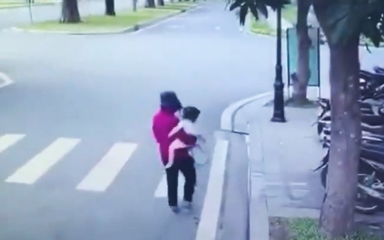 Hình ảnh nghi can bắt cóc bé gái.
