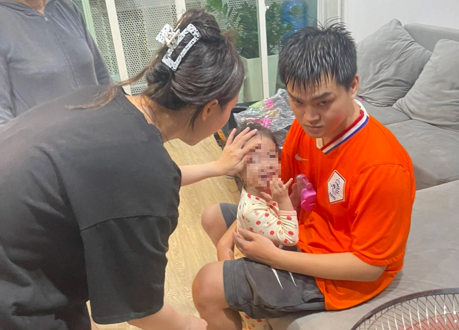 Cảnh s&aacute;t du d&acirc;y giải cứu ch&aacute;u b&eacute; mắc kẹt ở tầng 16 chung cư - Ảnh 2.