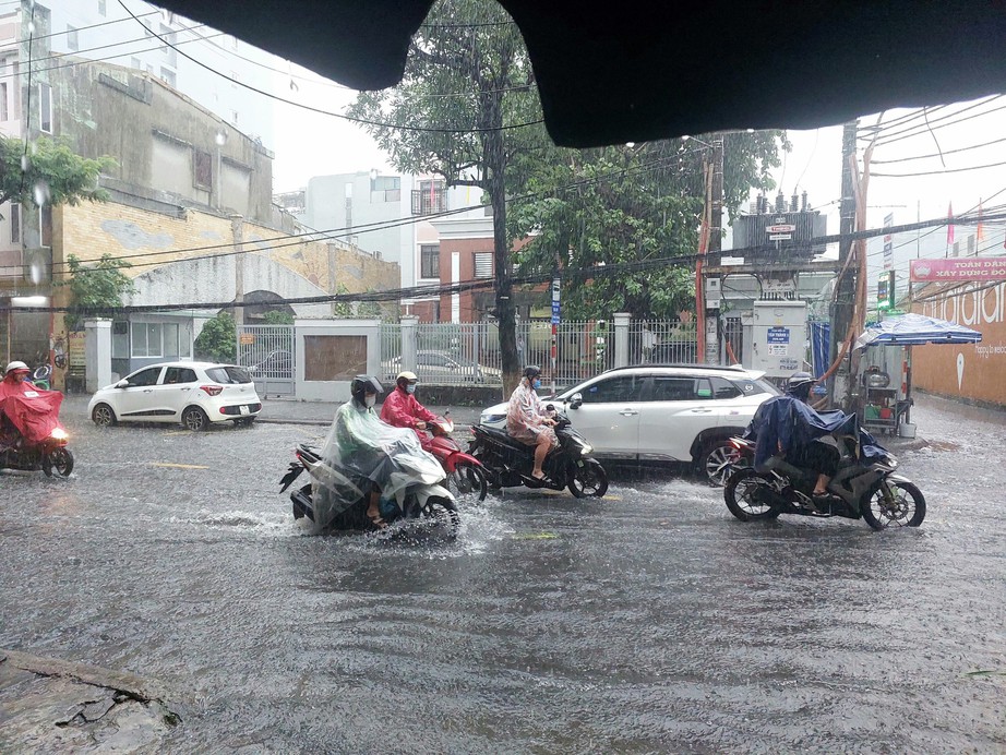 Đường phố Đ&agrave; Nẵng lại ngập sau mưa lớn - Ảnh 2.
