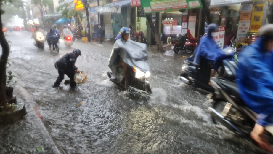 Đường phố Đ&agrave; Nẵng lại ngập sau mưa lớn - Ảnh 11.