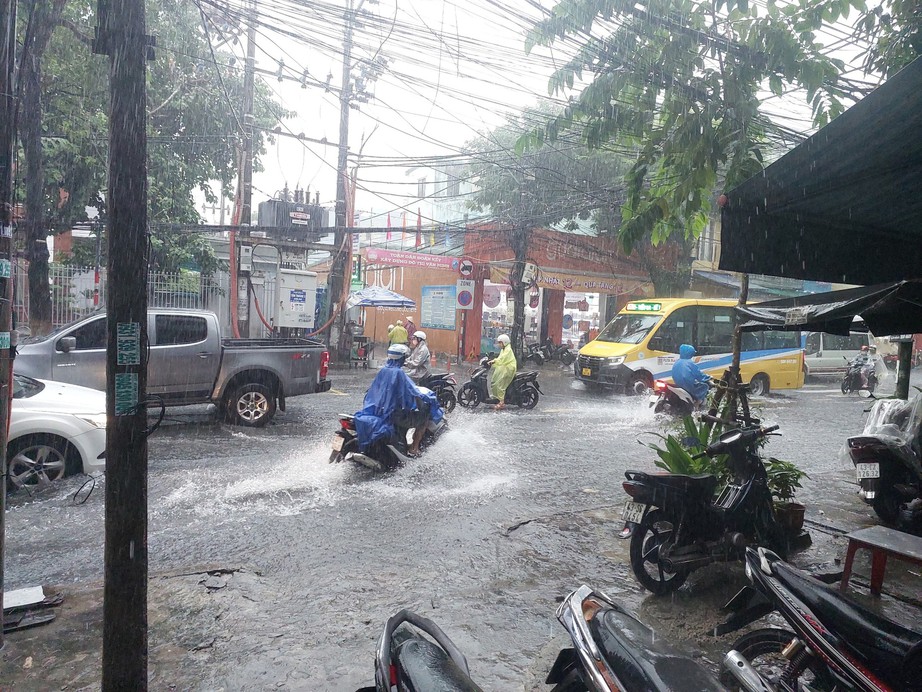 Đường phố Đ&agrave; Nẵng lại ngập sau mưa lớn - Ảnh 1.