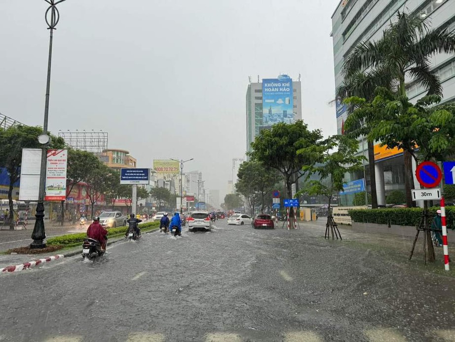 Đường phố Đ&agrave; Nẵng lại ngập sau mưa lớn - Ảnh 6.