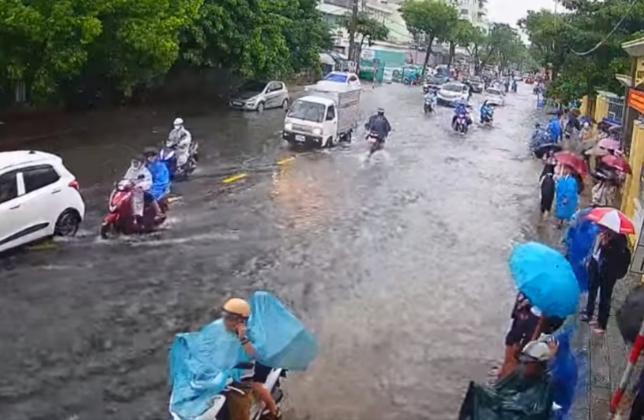 Đường phố Đ&agrave; Nẵng lại ngập sau mưa lớn - Ảnh 10.