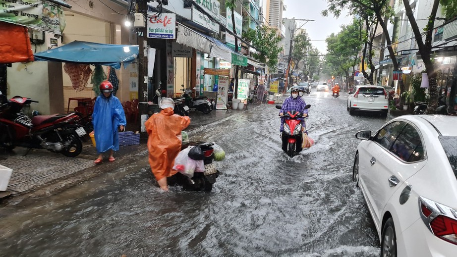 Đường phố Đ&agrave; Nẵng lại ngập sau mưa lớn - Ảnh 5.