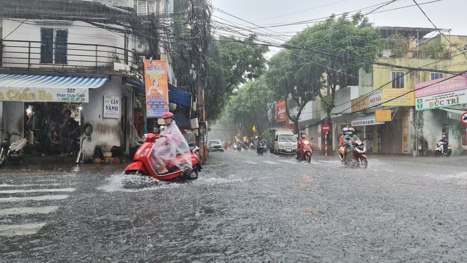 Đường phố Đ&agrave; Nẵng lại ngập sau mưa lớn - Ảnh 9.