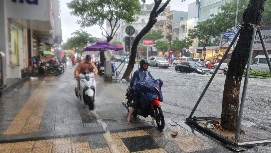 Đường phố Đ&agrave; Nẵng lại ngập sau mưa lớn - Ảnh 7.